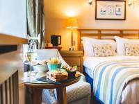 Braye Beach Hotel - Gold Bedroom
